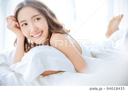 女性 綺麗 美人 眠る ベッド 寝室 リラックスの写真素材