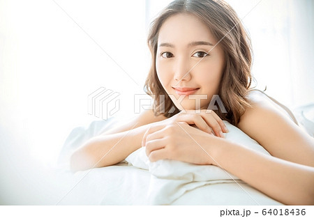 女性 綺麗 美人 眠る ベッド 寝室 リラックスの写真素材