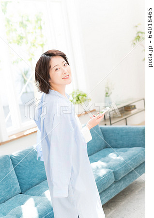 女性　ポートレート 64018465