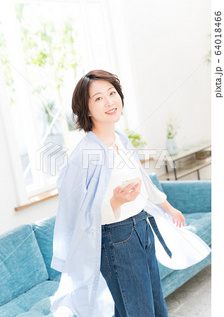 女性　ポートレート 64018466