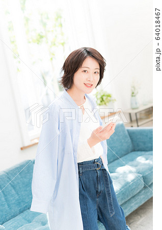 女性　ポートレート 64018467