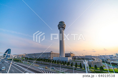 日本の東京都市景観　羽田空港管制塔などを望む＝4月3日 64019538