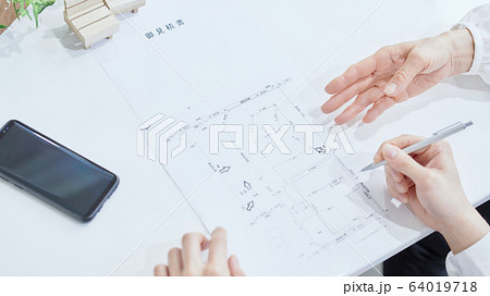 ビジネスシーン　住宅建築　商談 64019718