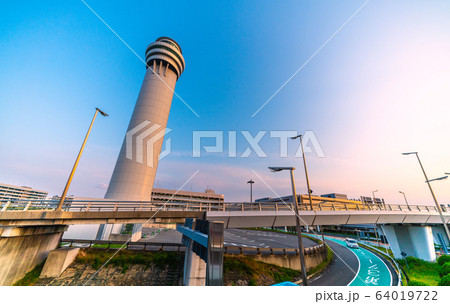 日本の東京都市景観 羽田空港管制塔などを望む 日本の東京都市景観 羽田空港管制塔などを望む 64019722