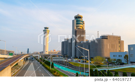日本の東京都市景観　羽田空港管制塔などを望む 64019727