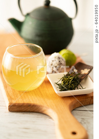 日本茶と和菓子でひと息 64019950