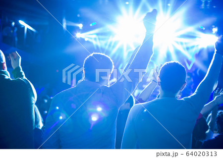 Audience watching the scene with artists. 64020313