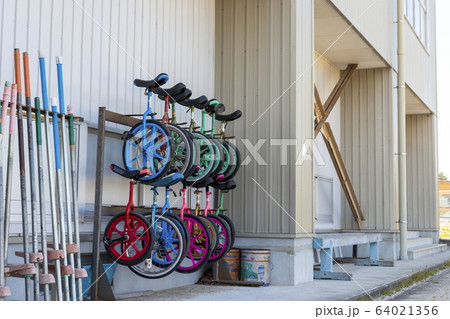 小学校のイメージ_一輪車と校舎 小学校のイメージ_一輪車と校舎 64021356