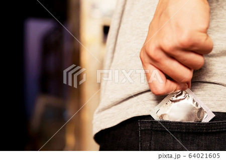 Men carry condoms before having sex every time 64021605