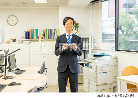 ビジネスマン　ビジネス　名刺交換 64022794