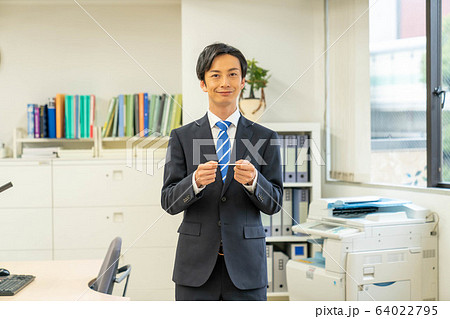 ビジネスマン　ビジネス　名刺交換 64022795
