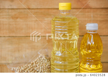 Cooking oil bottle on wooden background / 64023528