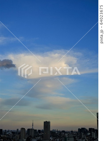 都市上空の浮雲 64023675