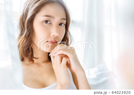 女性 美人 若い 綺麗 明るい 悩み 室内 の写真素材