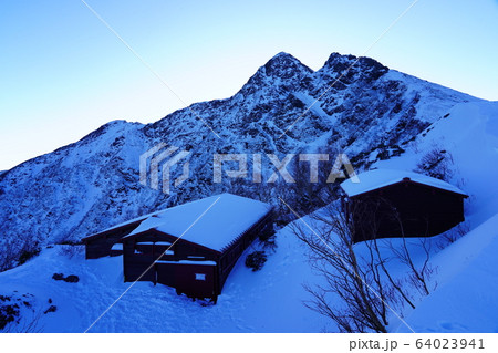冬の塩見小屋と塩見岳 冬の塩見小屋と塩見岳 64023941
