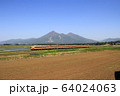 磐梯山麓を行くあいづライナー 64024063