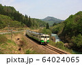 春の渓谷を行く只見線 64024065
