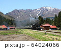 新緑の山村を行く蒸気機関車 64024066