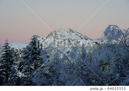 三伏峠小屋からの塩見岳 64025553