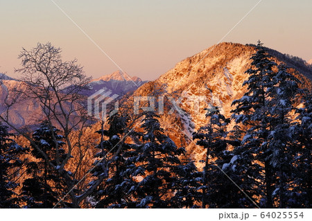 三伏峠小屋からの甲斐駒ヶ岳と三伏山 三伏峠小屋からの甲斐駒ヶ岳と三伏山 64025554