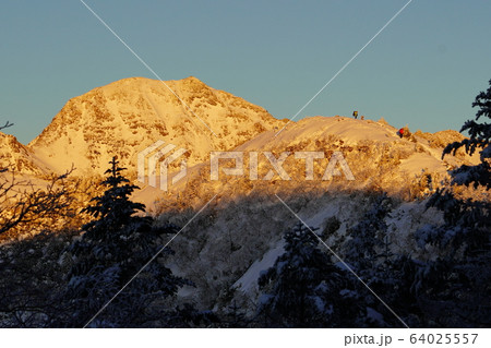 夕陽に照らされる塩見岳と三伏山 64025557
