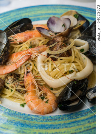 Close up Italian seafood pasta with shrimps, mussels and clams Close up Italian seafood pasta with shrimps, mussels and clams 64025672