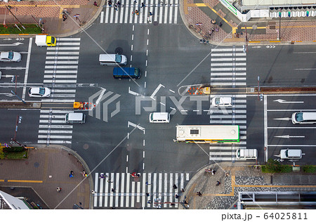 交差点 交通イメージ 交差点 交通イメージ 64025811