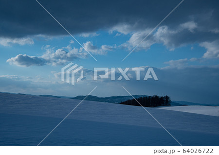 刻々と変わる空模様 64026722