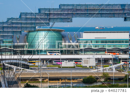 日本の東京都市景観　新型コロナ感染拡大・防護服姿・閑散とする羽田空港＝4月3日 64027781