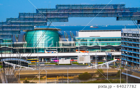 日本の東京都市景観　新型コロナ感染拡大・防護服姿・閑散とする羽田空港＝4月3日 64027782