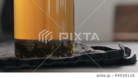 Black tea, pouring tea from tea pot in a white, - Stock Photo [98799334]  - PIXTA