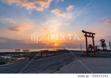 [佐賀県]大魚神社（太良町）と海床路の夜明け 64032243