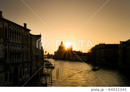 ヴェネチアの美しい日の出 ヴェネチアの美しい日の出 64032345