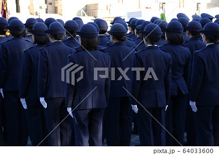 整列する警察官 64033600