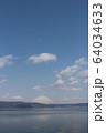 洞爺湖と羊蹄山と雲、洞爺湖温泉から眺める 64034633