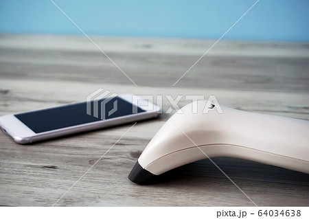 バーコードリーダーとスマートフォン。バーコードリーダー、レジ、電子マネー、コード、ポイント バーコードリーダーとスマートフォン。バーコードリーダー、レジ、電子マネー、コード、ポイント 64034638