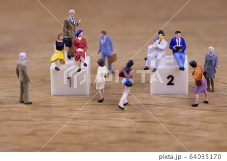 人々と二つの選択肢 64035170