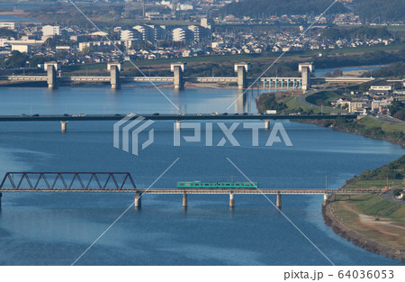 加古川線の加古川橋梁を渡る電車 加古川線の加古川橋梁を渡る電車 64036053