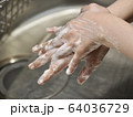 手を洗う女性の手 64036729