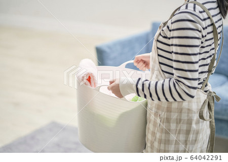 家事 洗濯 女性 家事 洗濯 女性 64042291