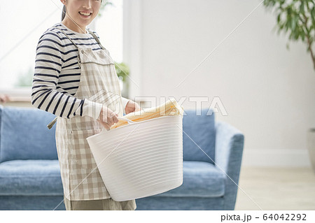 家事 洗濯 女性 家事 洗濯 女性 64042292