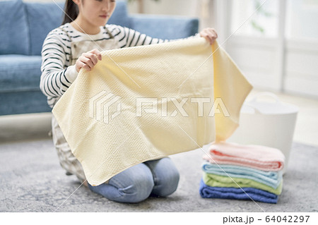 家事　洗濯　女性 64042297
