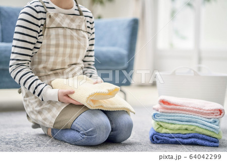家事 洗濯 女性 家事 洗濯 女性 64042299