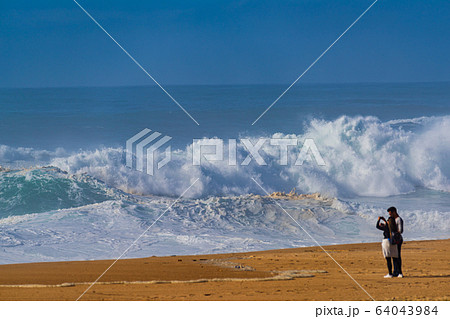 ポルトガルナザレ海岸に打ち寄せ砕け散る大波、Big wave Nazare Portugal 64043984