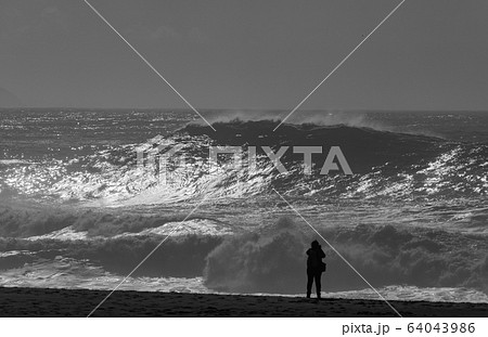 ポルトガルナザレ海岸に打ち寄せ砕け散る大波、Big wave Nazare Portugal ポルトガルナザレ海岸に打ち寄せ砕け散る大波、Big wave Nazare Portugal 64043986