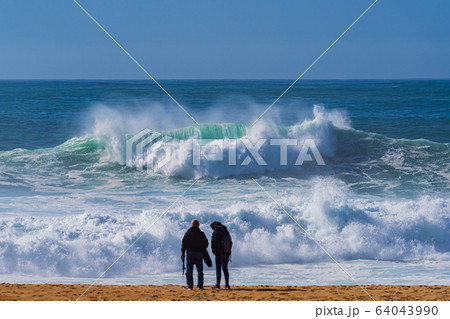 ポルトガルナザレ海岸に打ち寄せ砕け散る大波、Big wave Nazare Portugal ポルトガルナザレ海岸に打ち寄せ砕け散る大波、Big wave Nazare Portugal 64043990