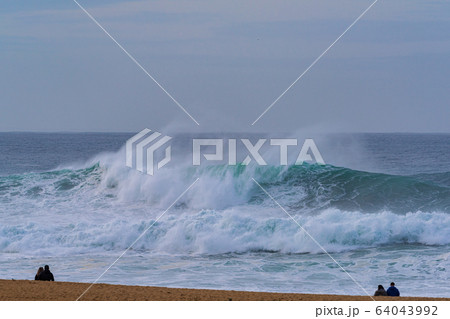 ポルトガルナザレ海岸に打ち寄せ砕け散る大波、Big wave Nazare Portugal ポルトガルナザレ海岸に打ち寄せ砕け散る大波、Big wave Nazare Portugal 64043992