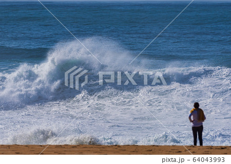 ポルトガルナザレ海岸に打ち寄せ砕け散る大波、Big wave Nazare Portugal ポルトガルナザレ海岸に打ち寄せ砕け散る大波、Big wave Nazare Portugal 64043993