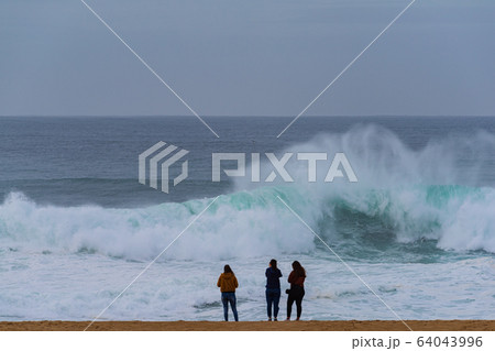 ポルトガルナザレ海岸に打ち寄せ砕け散る大波、Big wave Nazare Portugal ポルトガルナザレ海岸に打ち寄せ砕け散る大波、Big wave Nazare Portugal 64043996