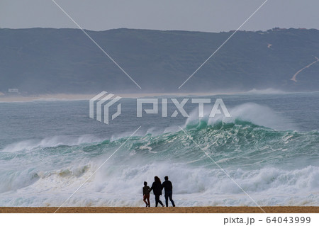 ポルトガルナザレ海岸に打ち寄せ砕け散る大波、Big wave Nazare Portugal ポルトガルナザレ海岸に打ち寄せ砕け散る大波、Big wave Nazare Portugal 64043999
